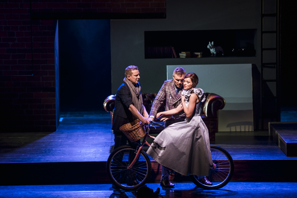 Skats no izrādes "ART" // Foto – Daina Geidmane