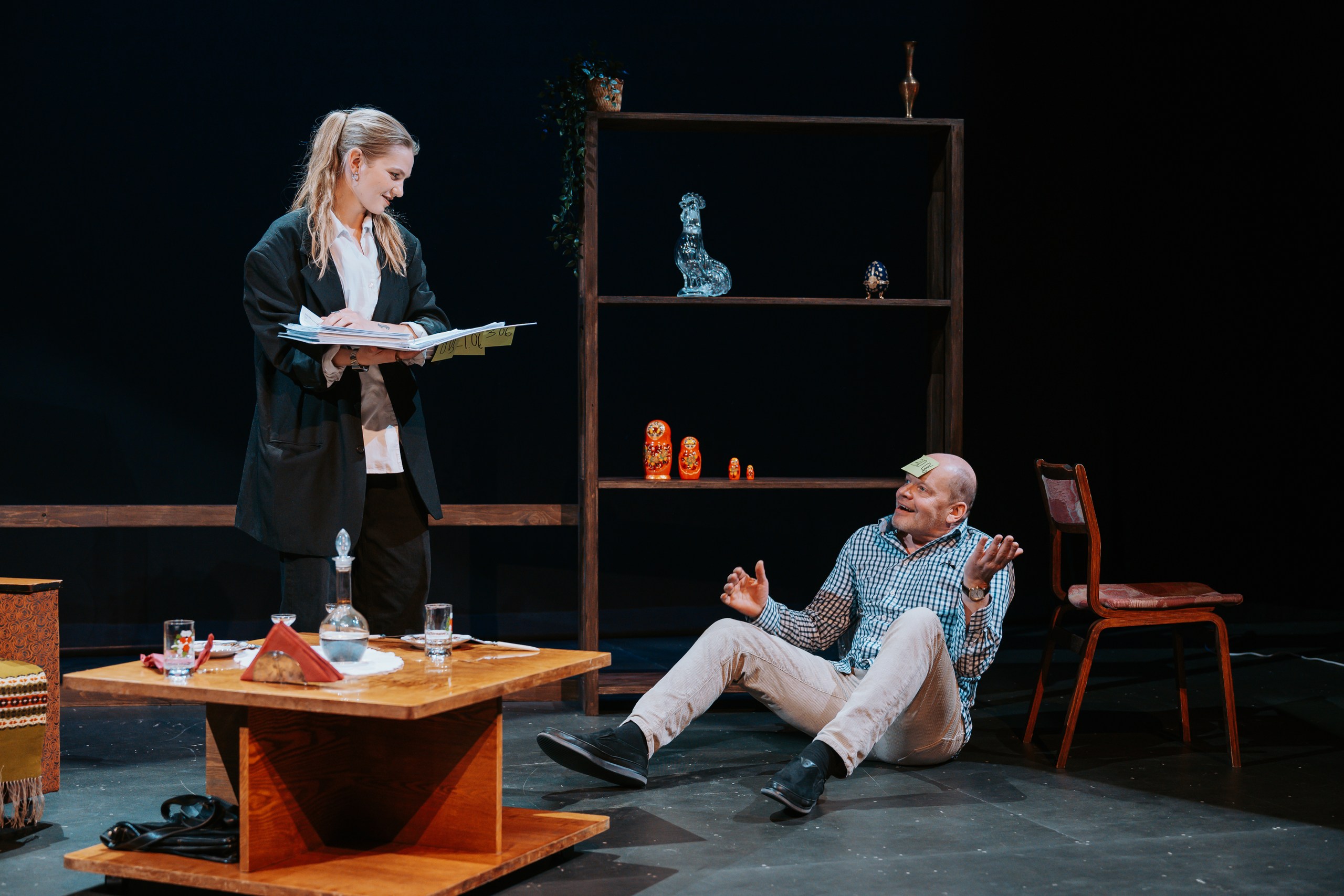 Skats no Tallinas teātra "Vaba lava" izrādes "Karstā vasara '93" (2026, rež. Tīts Palu) // Foto – Jelizaveta Grosa