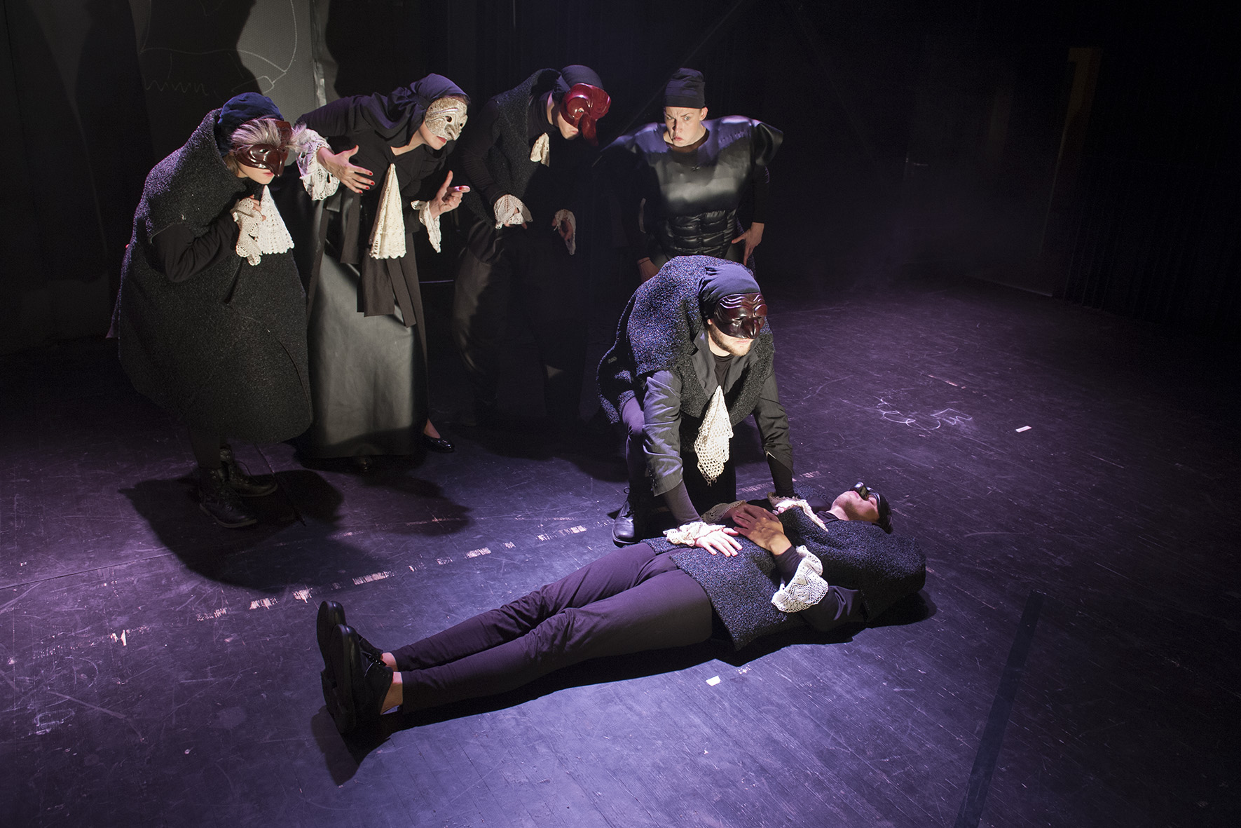 Skats no izrādes "Ričards III. Aklā zarna" // Foto – Uldis Bardiņš