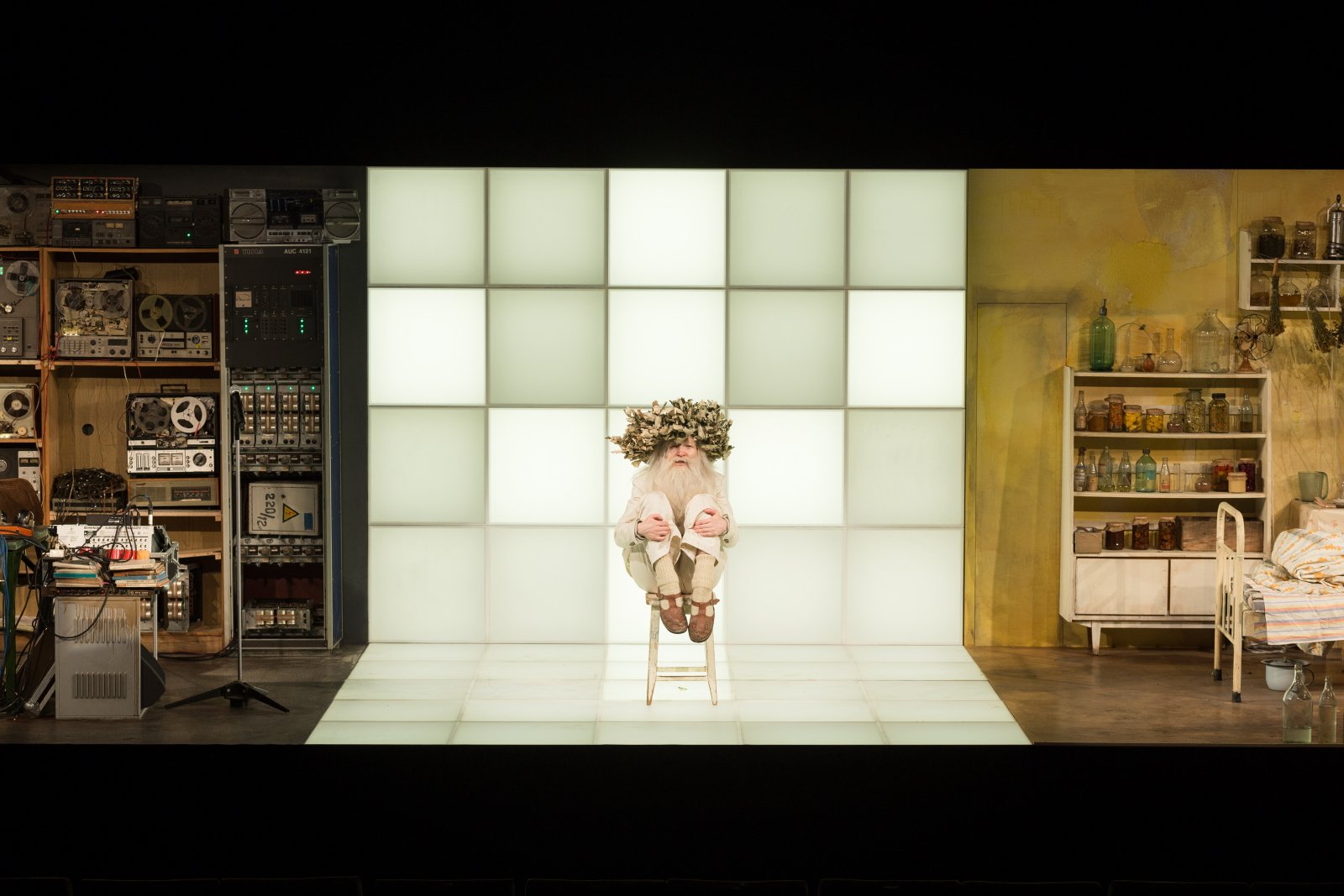 Skats no izrādes "Dieviņš pillā" // Foto – Jānis Deinats