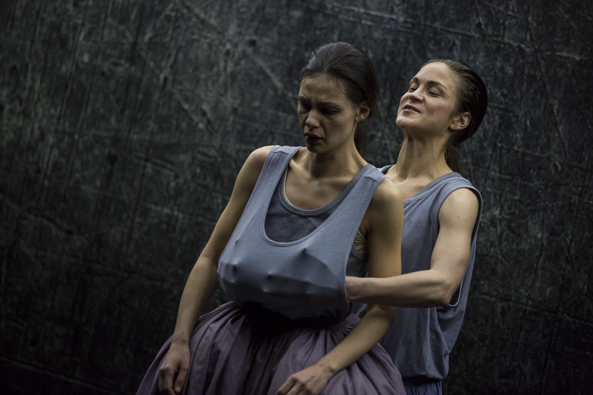 Klēra – Ieva Segliņa, Solanža – Ilze Ķuzule-Skrastiņa // Foto – Artūrs Pavlovs