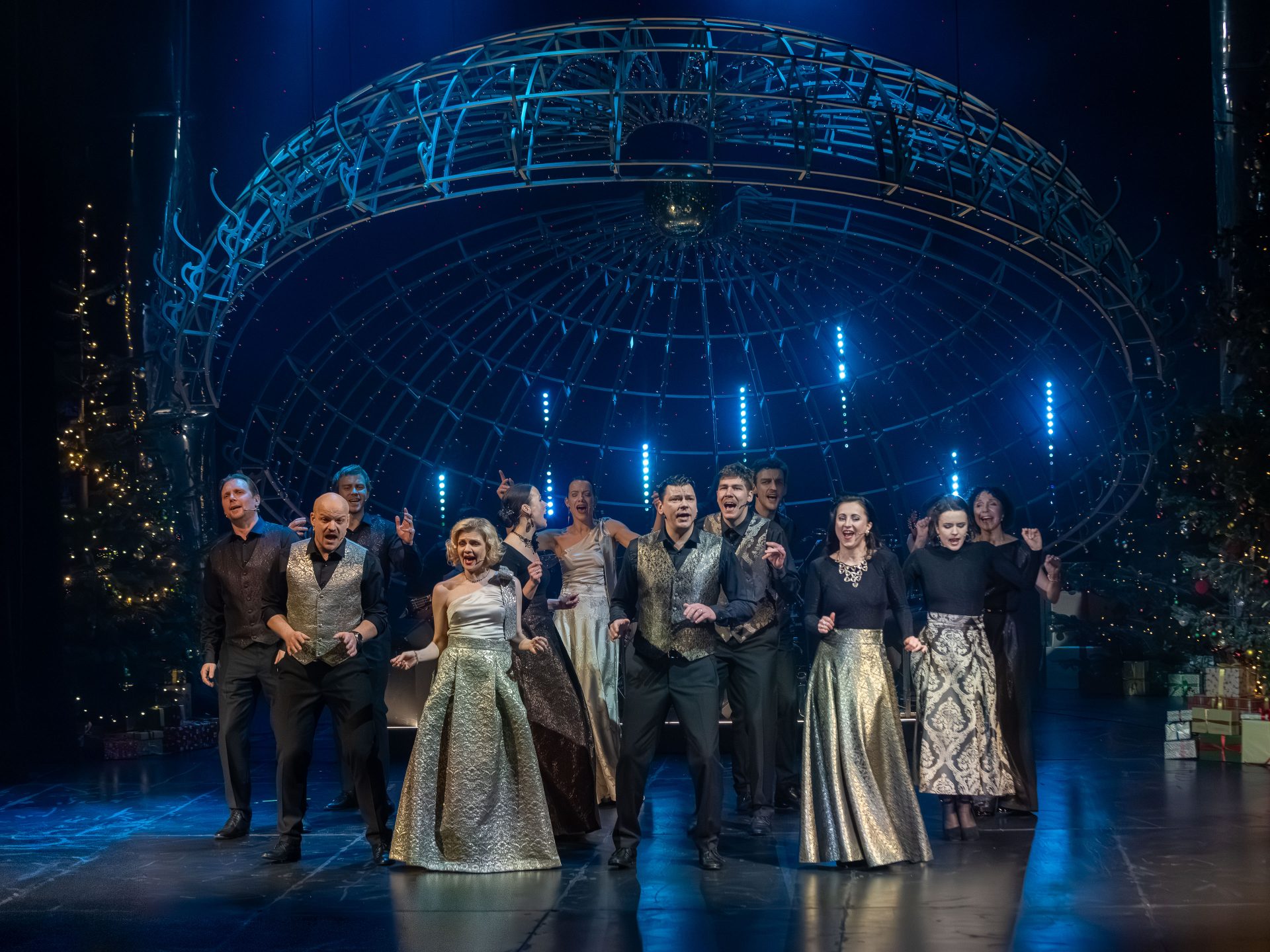 Skats no Liepājas teātra koncertuzveduma “Dāvātprieks” (rež. Valters Sīlis) // Foto – Aigars Hibneris