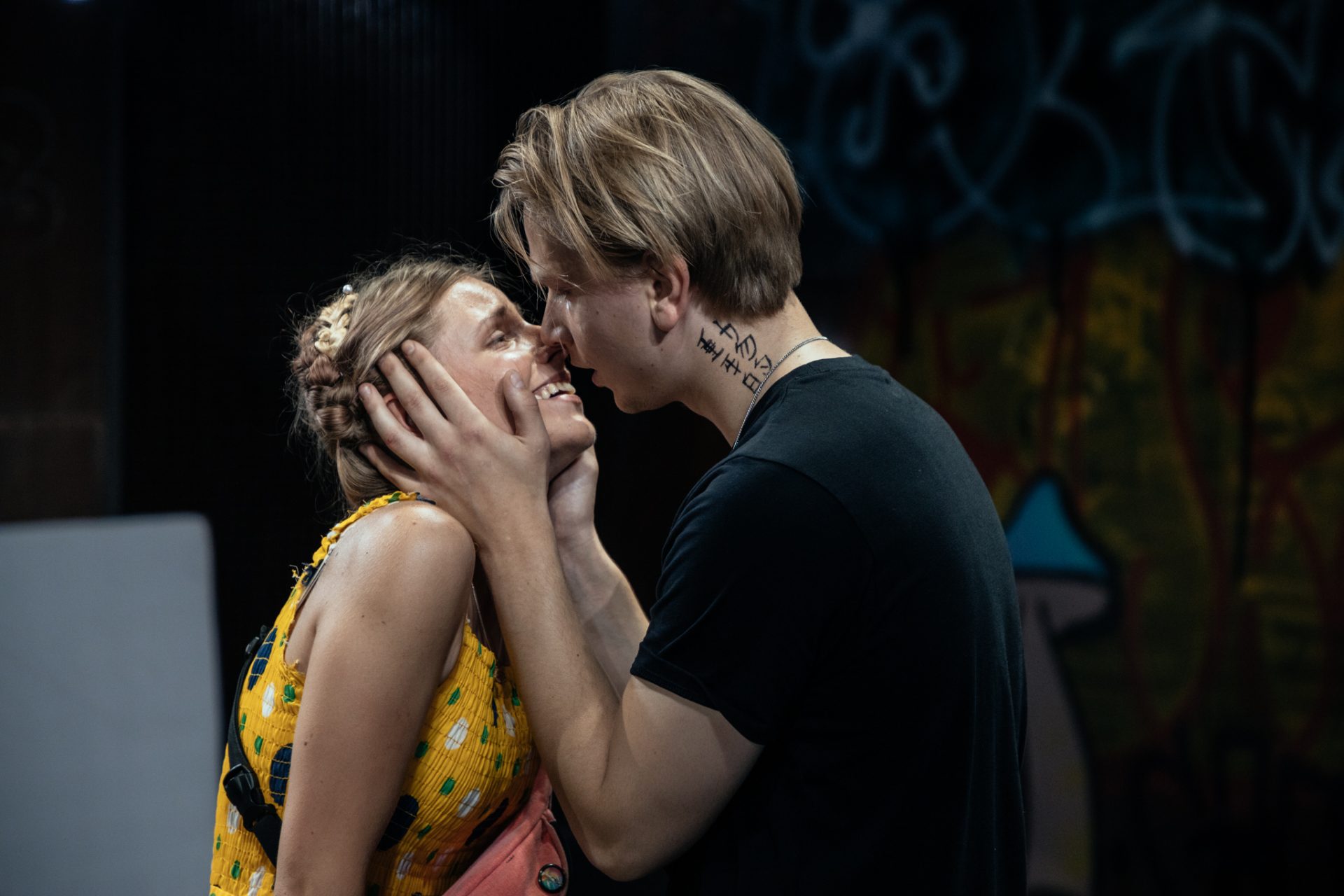 Skats no izrādes "Diagnoze – jaunība" (2021, rež. Māra Ķimele). Lūcija – Agnija Dreimane, Frēders – Kārlis Ērglis // Foto – Justīne Grinberga