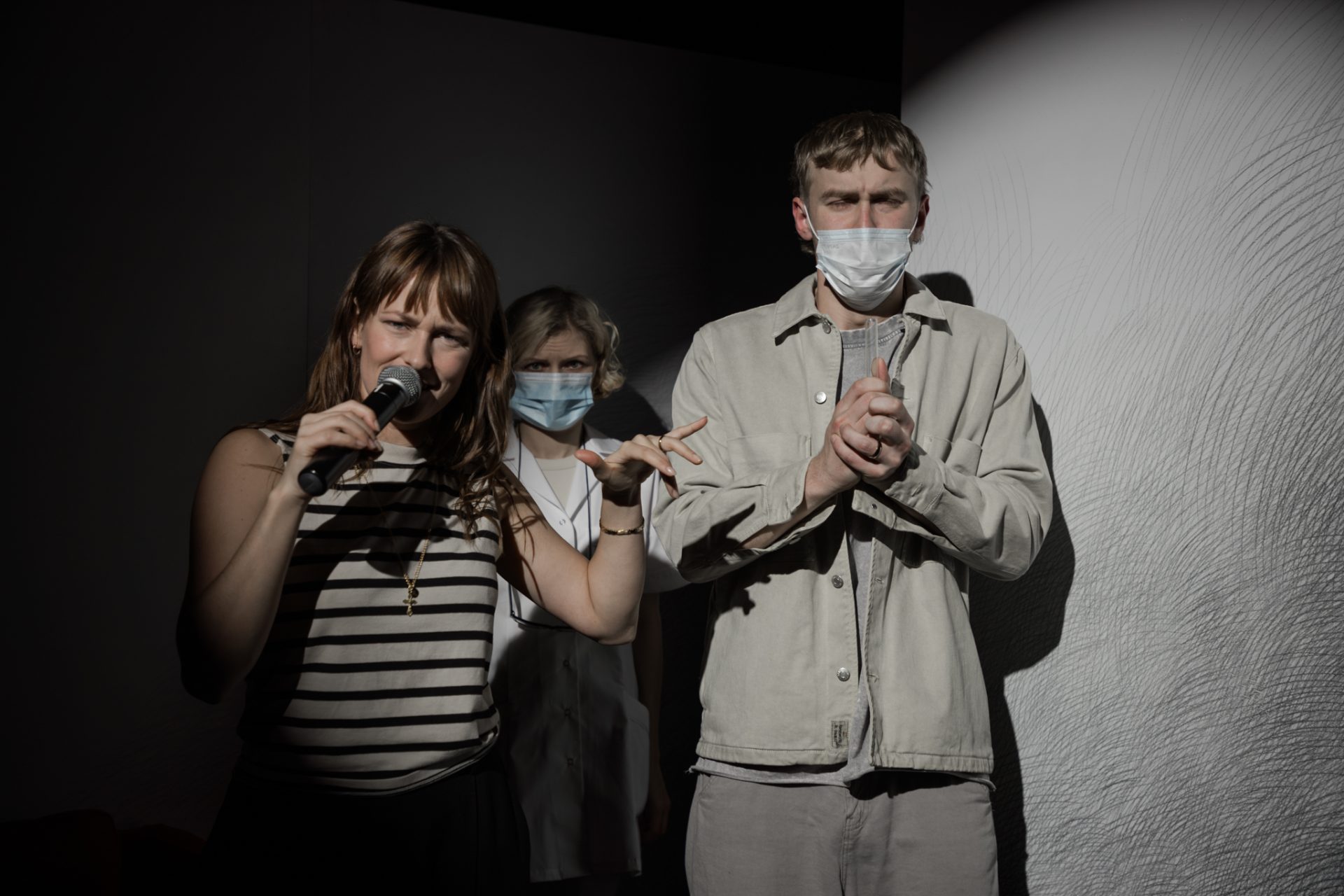 Skats no izrādes "Dievs ir šeit" // Foto – Justīne Grinberga