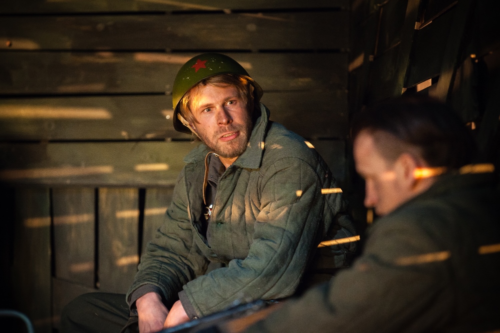 Aktieris, dramaturgs Artūrs Dīcis izrādē "Droši kā tankā" (2015) // Foto – Dailes teātra arhīvs