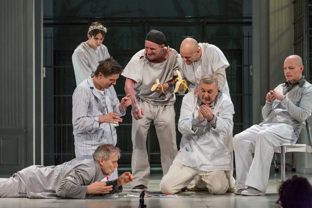 Skats no Dailes teātra izrādes "Kāds pārlaidās pār dzeguzes lizgdu" (rež. A. Morfovs) // Foto – Gunārs Janaitis