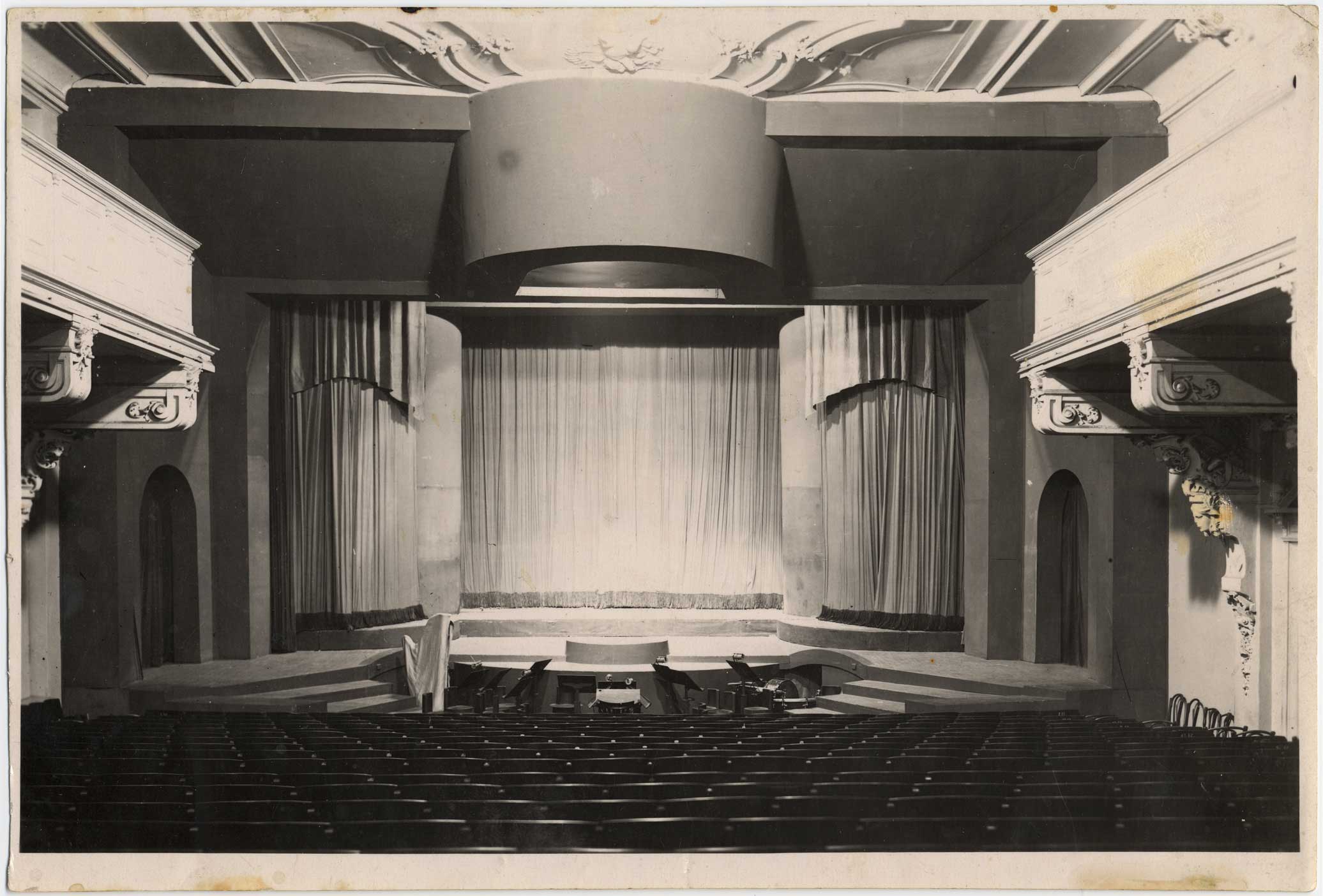 Dailes teātra skatītāju zāle un skatuve Romanova (tagad Lāčplēša) ielā 25, pirms ugunsgrēka 1931. gada 3. oktobrī. Fotogrāfs nezināms, [1920. gadu beigas]. Foto: Rakstniecības, teātra un mūzikas krātuve, RTMM 239158.