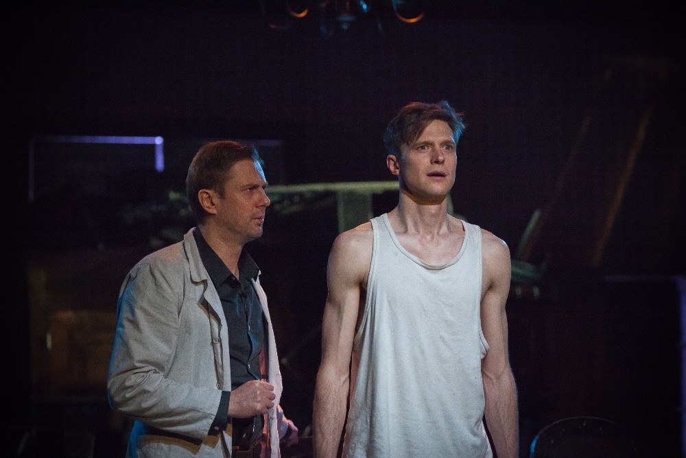 Skats no Dailes teātra izrādes "Equus" (rež. L. Groza-Ķibere) // Foto – Kaspars Kviesis