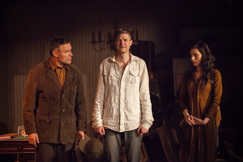 Frenks Strengs – Juris Žagars, Alans Strengs – Dainis Grūbe, Džila Meisona – Ieva Segliņa  // Foto – Kaspars Kviesis