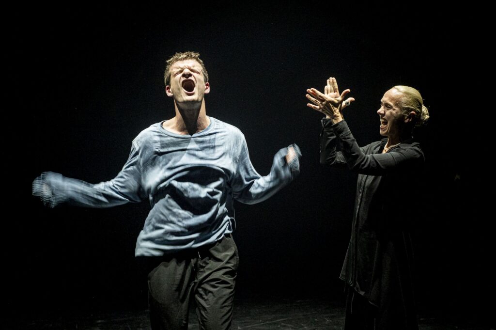 Skats no Lietuvas Nacionālā drāmas teātra izrādes "Equus" (2022, rež. J. Bražis) // Foto – Dmitrijus Matvejevas