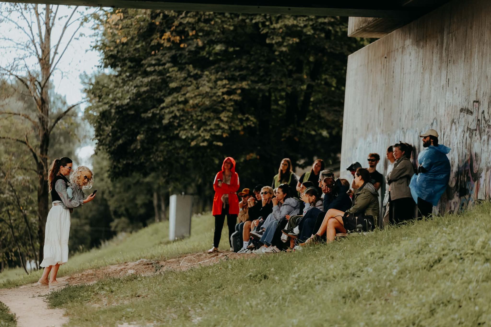 Skats no izrādes “Kurš sēdēs viņai blakus?” (rež. Ģirts Šolis) // Foto – Lita Millere