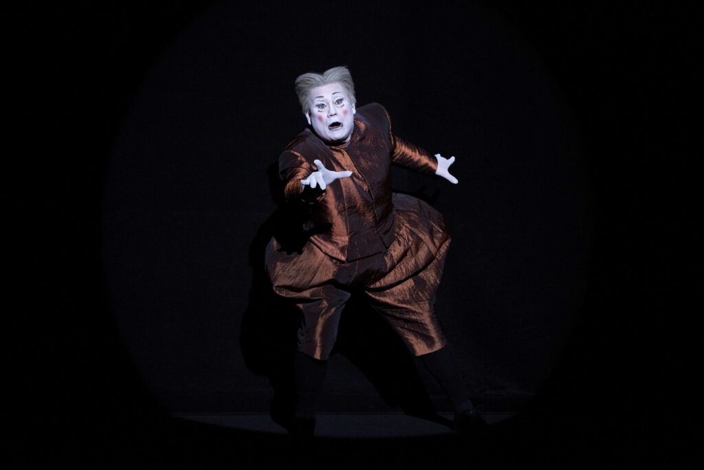 Skats no Roberta Vilsona izrādes “7 vientulības”. Sganarels – Ķēstutis Jakšts // Foto – Lucie Jansch