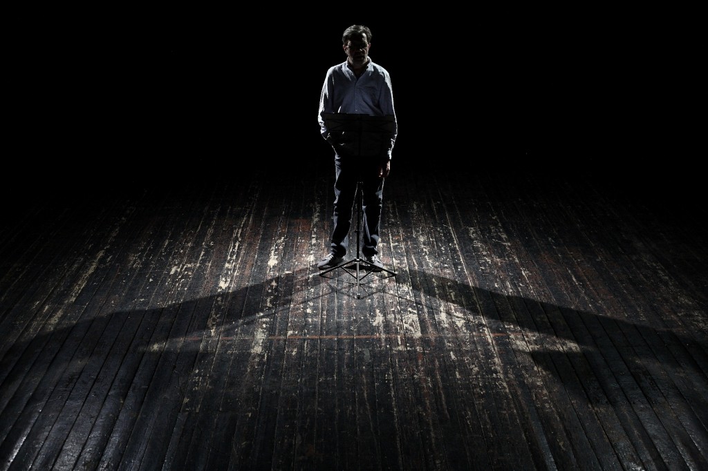 Leons Leščinskis monoizrādē "Redze ir maņa, ko mirstošs cilvēks zaudē pirmo" // Foto – Agnese Zeltiņa