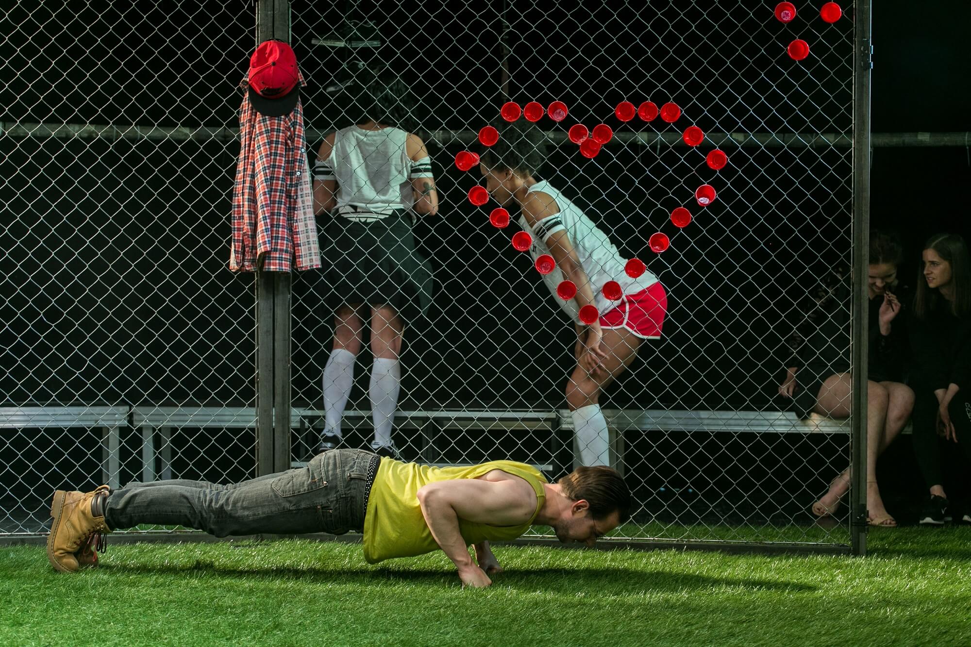 Skats no diplomdarba izrādes "Labie bērni" (VDT, 2017, rež. Reinis Suhanovs) // Foto - Matīss Markovskis