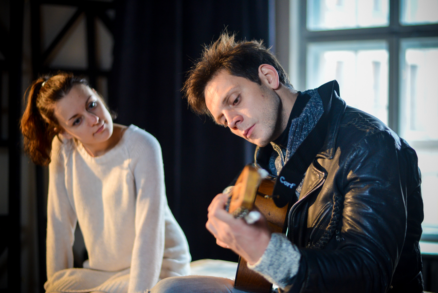 Ance Muižniece un Pāvels Griškovs izrādē "Re:Atmoda" (2014) // Publicitātes foto