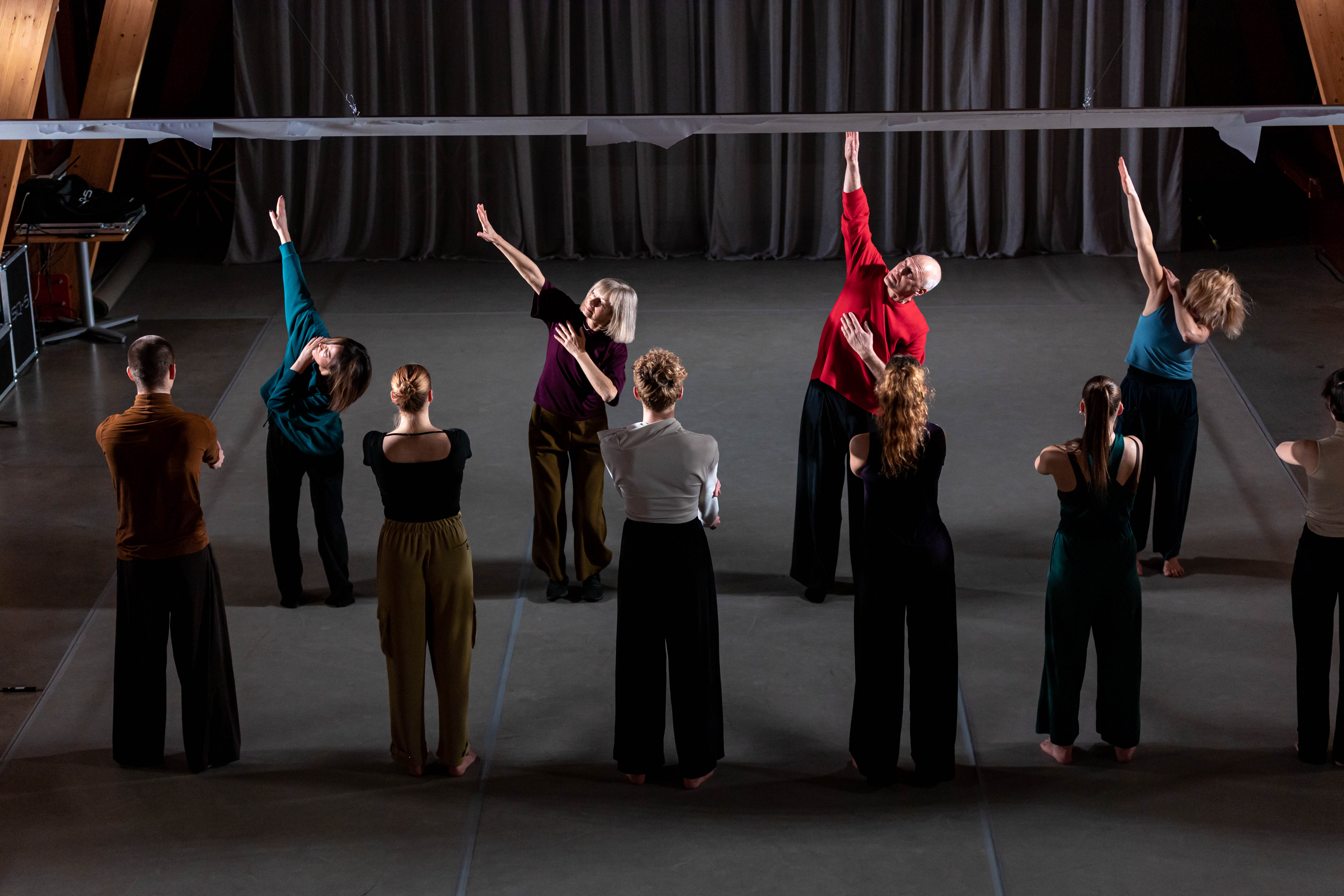Skats no laikmetīgās dejas izrādes “Aizsācēji un iesācēji” (hor. Ramona Galkina) // Foto – Aija Melbārde