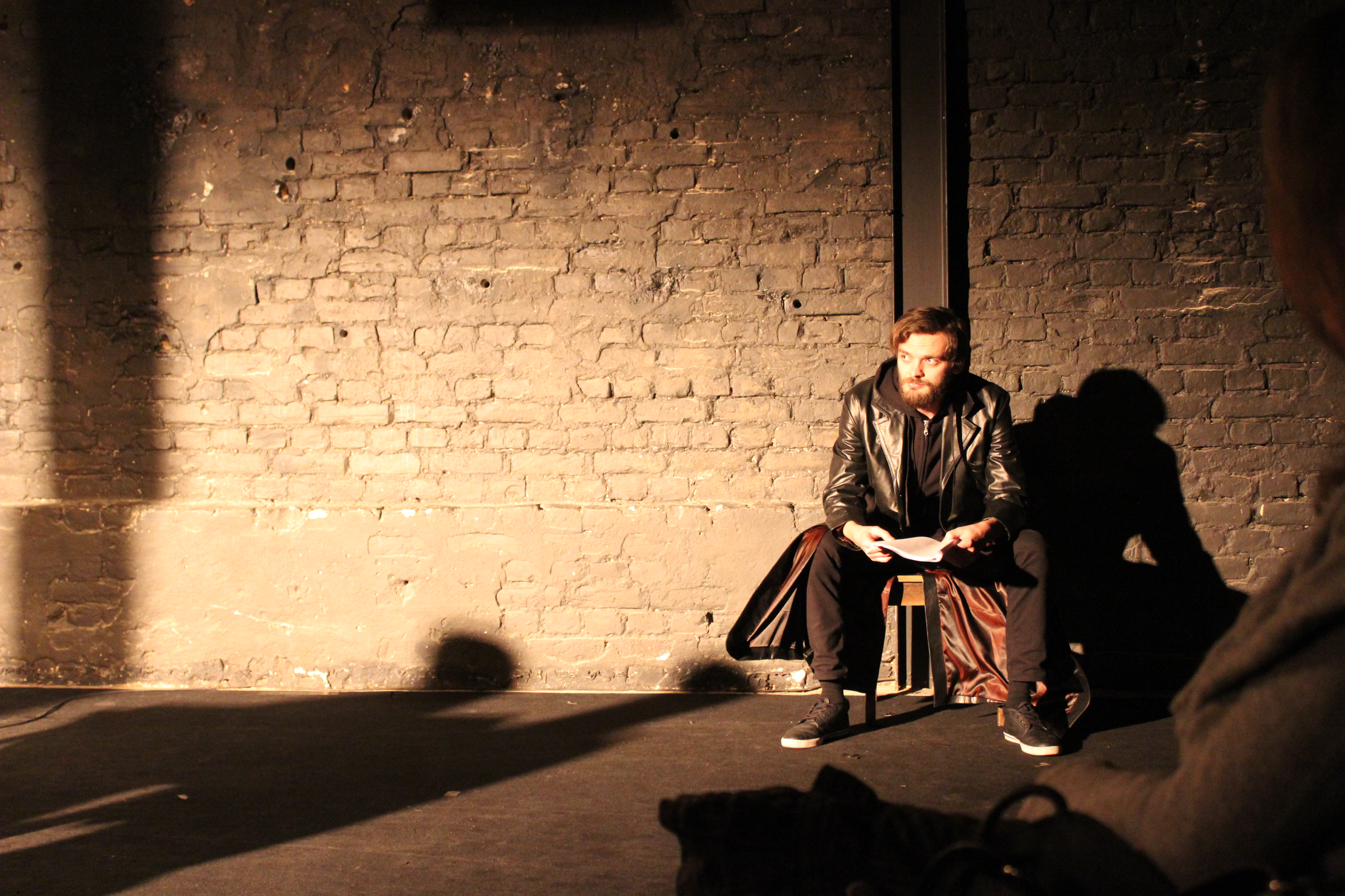 Kārlis Derums Maksima Duboveca lugas "Konservi" lasījumā // Foto – Anna Zvaigzne