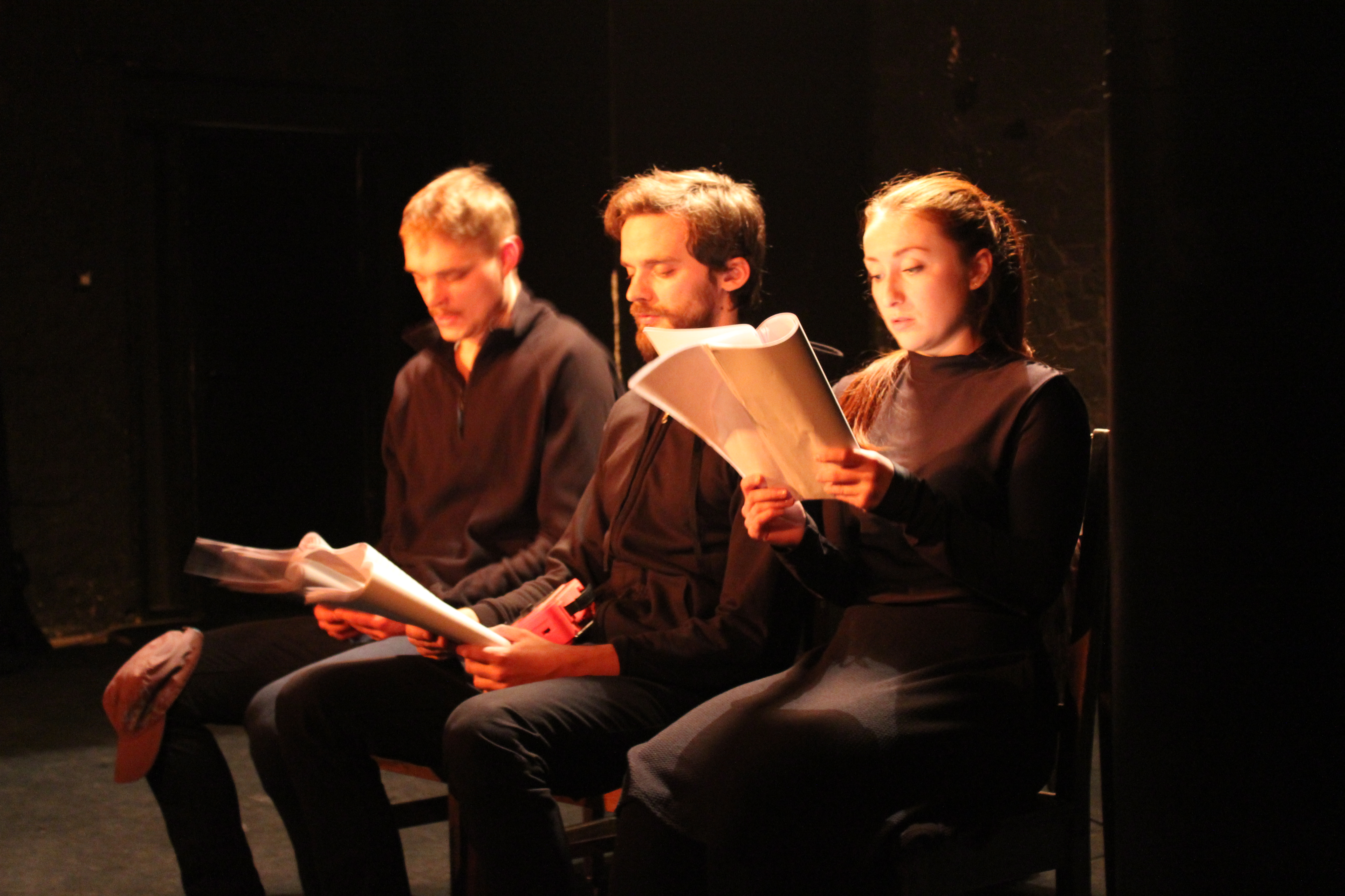 Kaspars Zāle, Kārlis Derums un Jana Ļisova. Skats no Maksima Duboveca lugas "Konservi" lasījuma // Foto – Anna Zvaigzne
