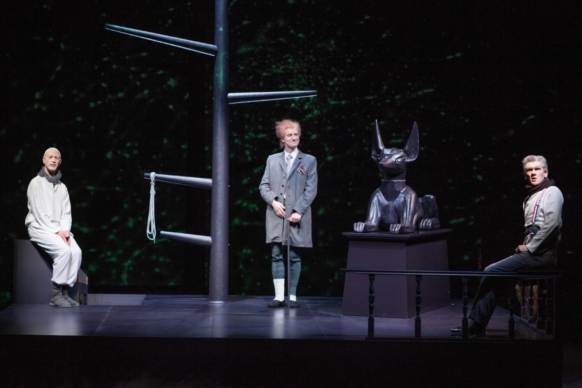 Skats no izrādes "Lidojošā klusuma darbnīca" // Foto – Jānis Deinats