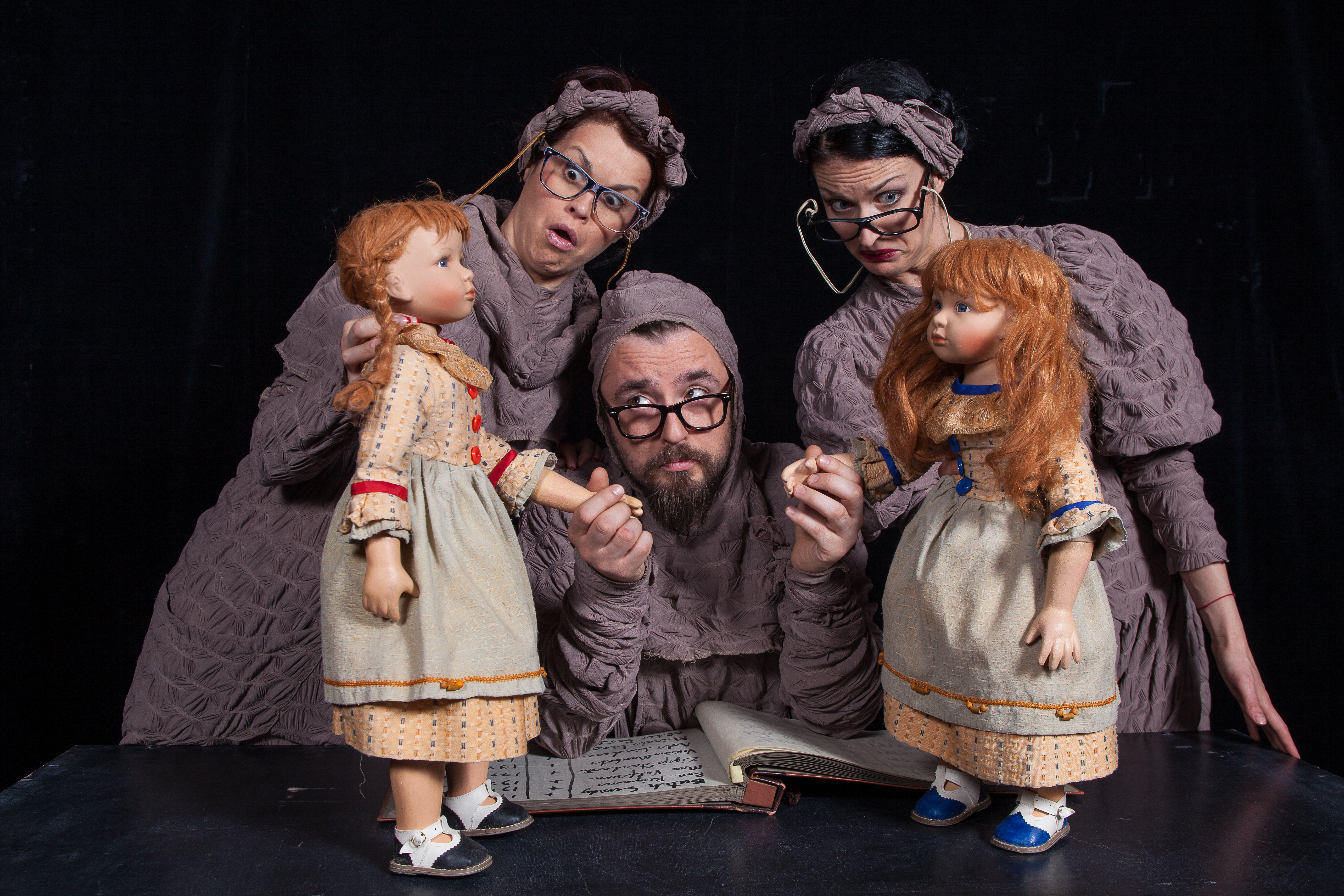 Skats no izrādes "Divas Lotiņas" (Latvijas Leļļu teātris, 2012) // Publicitātes foto