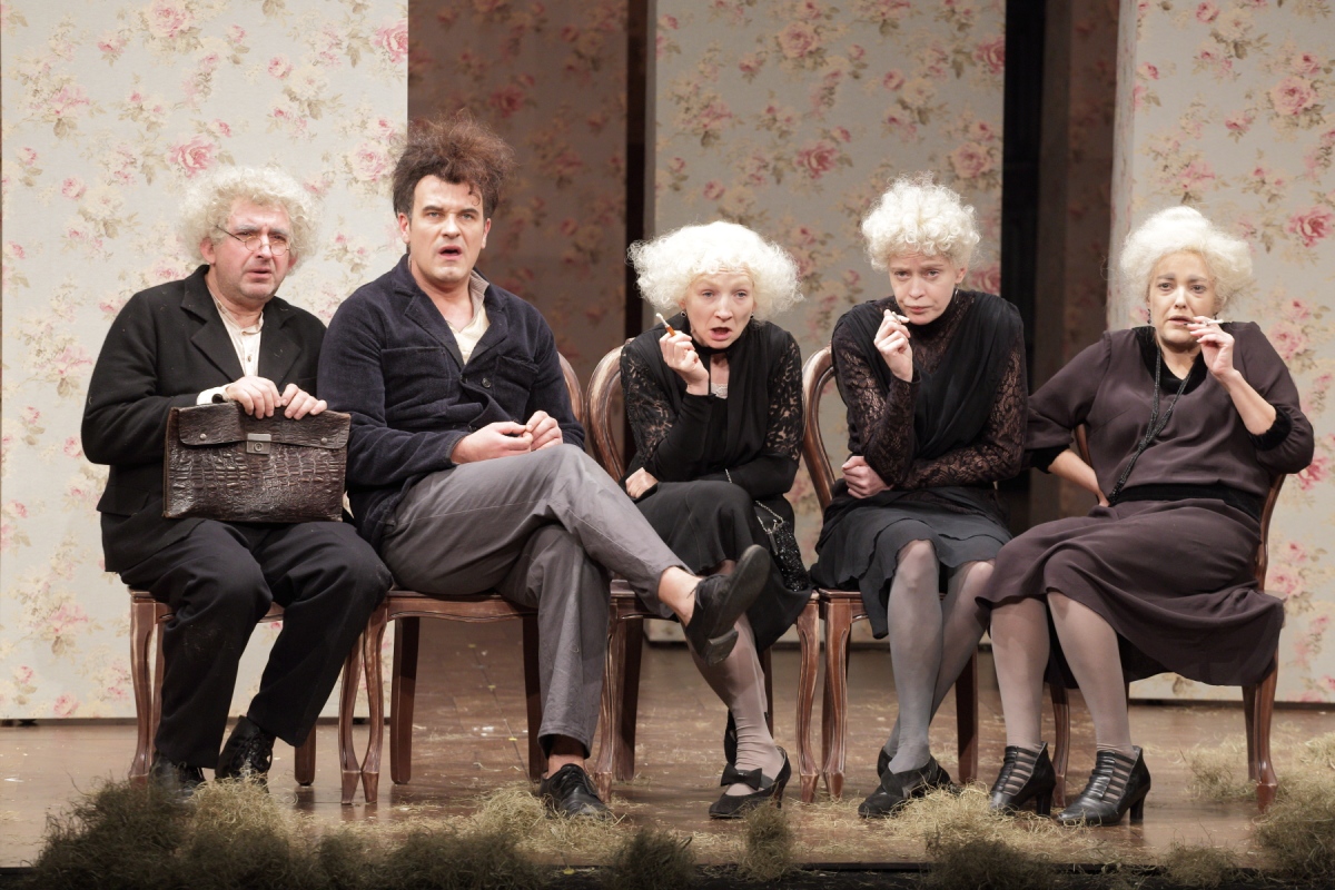 Skats no izrādes „Divpadsmit krēsli” // Foto – Jānis Deinats