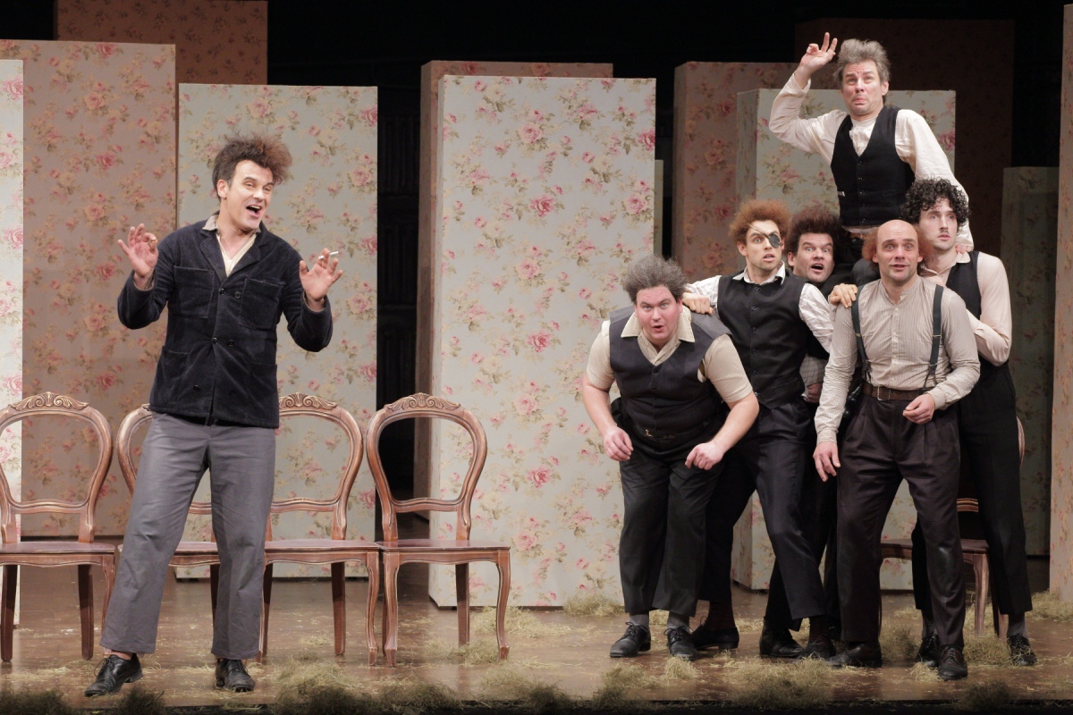 Skats no izrādes „Divpadsmit krēsli” // Foto – Jānis Deinats