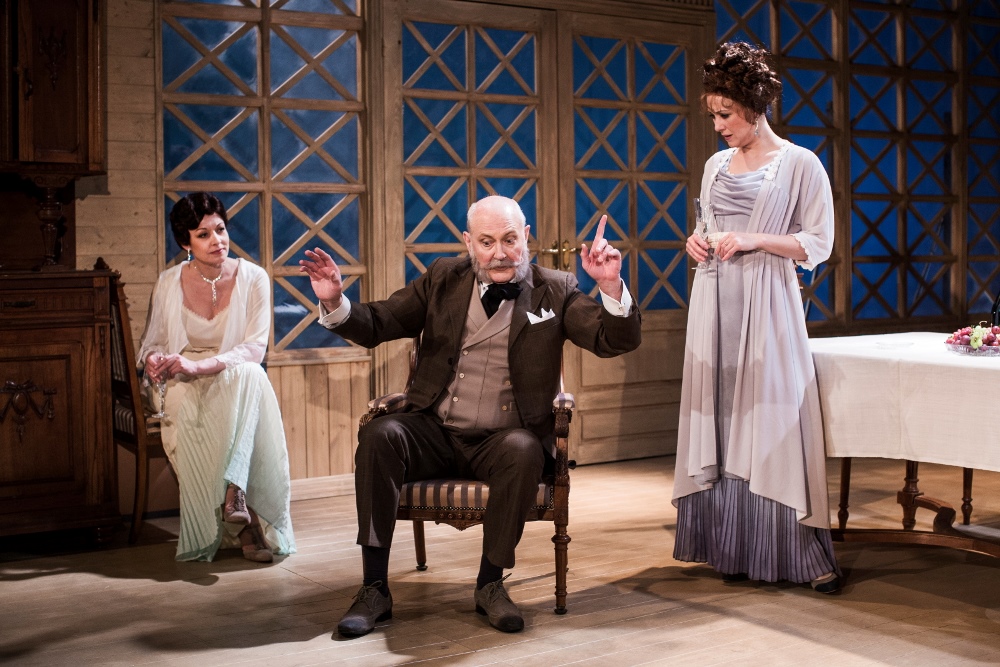 Vera – Vita Vārpiņa, ģenerālis Anosovs – Juris Bartkevičs, Anna – Aija Dzērve // Foto – Jānis Deinats