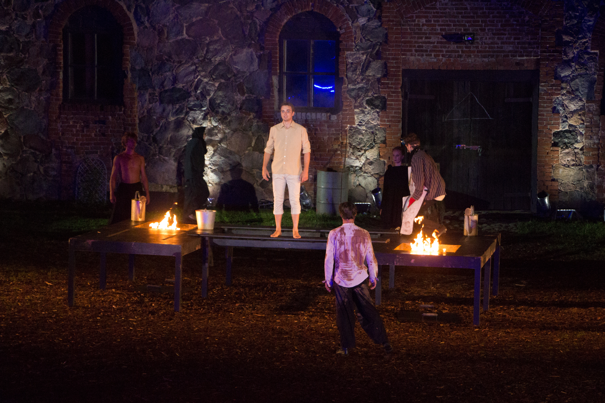 Skats no izrādes "Spēlēju, dancoju". Centrā: Tots – Kārlis Neimanis  // Foto – Gatis Priednieks-Melnacis