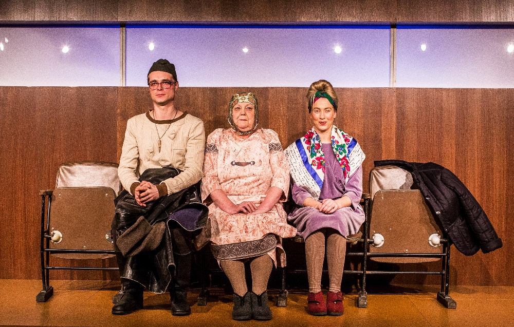 Skats no D. Petrenko izrādes "Čuhņas jociņi". Ivans – Kaspars Zāle, Vecene – Ilze Vazdika, Ļuda – Ērika Eglija // Foto – Jānis Deinats