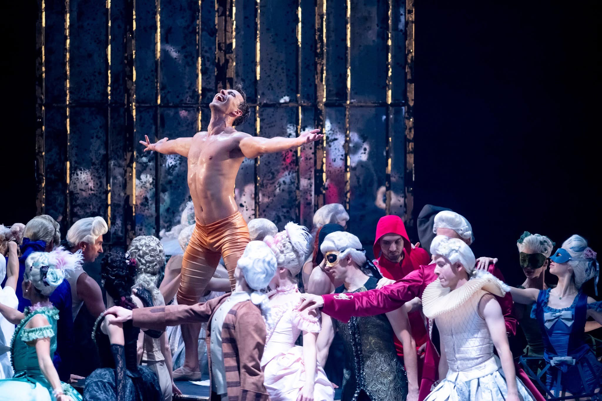 Skats no LNOB izrādes "Kazanova" (2024). Kazanova – Antons Freimans // Foto – Kristaps Kalns