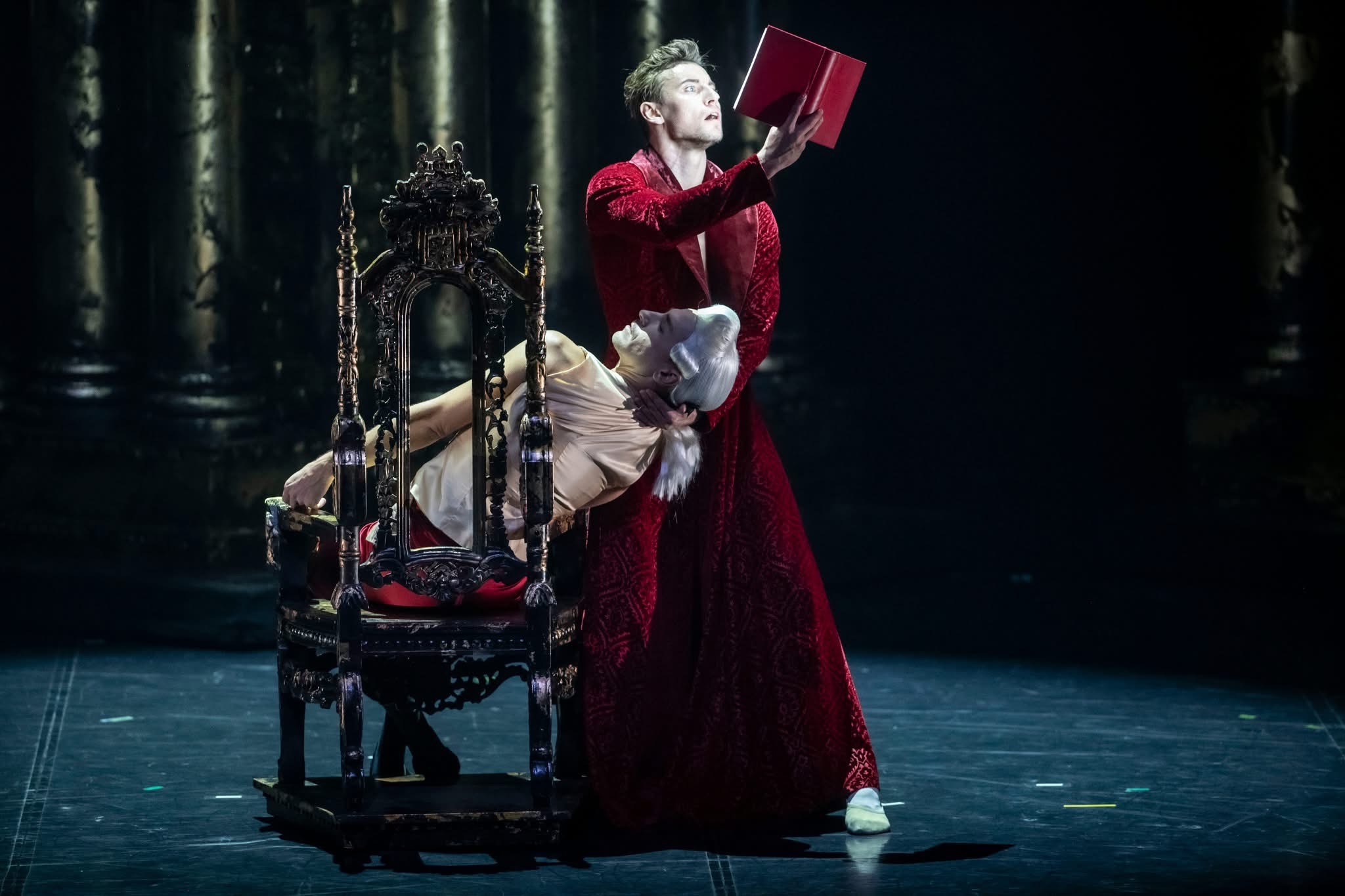 Skats no LNOB izrādes "Kazanova" (2024). Bragadins – Raimonds Martinovs, Kazanova – Antons Freimans // Foto – Kristaps Kalns