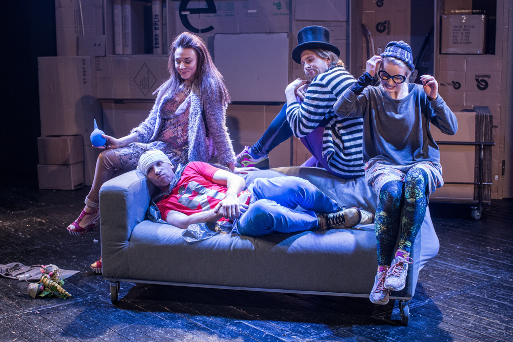 Skats no Dailes teātra izrādes "Niķa un Riķa stiķi" // Foto – Jānis Deinats