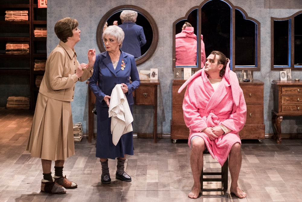 Česonija – Akvelīna Līvmane, Vanda – Olga Dreģe, Pompīlijs – Artis Robežnieks // Foto – Jānis Deinats