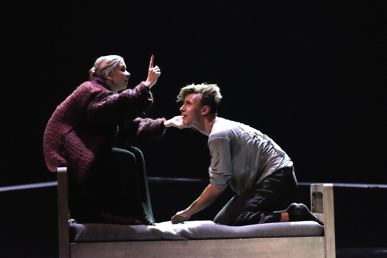 Skats no LNOB izrādes "Pērs Gints" (2016). Oze – Baiba Kokina, Pērs – Antons Freimans // Foto – Andris Tone