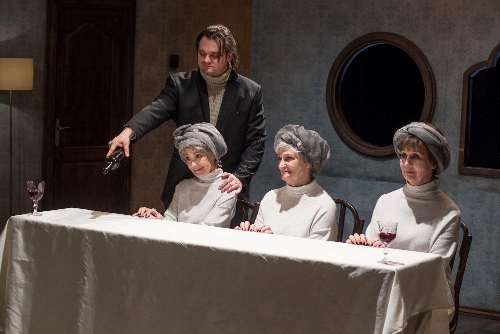 Pompīlijs – Artis Robežnieks, Mirela – Lidija Pupure, Vanda – Olga Dreģe, Česonija – Akvelīna Līvmane // Foto – Jānis Deinats