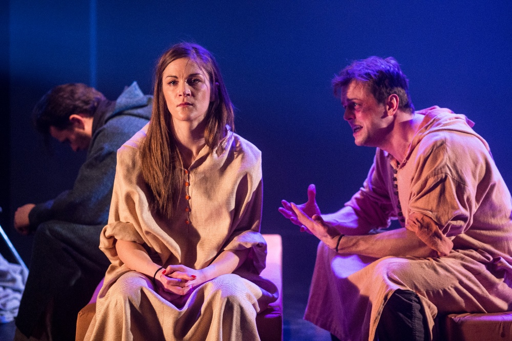 Ilze Ķuzule-Skrastiņa – Navāla, Gints Andžāns – Simons izrādē "Ugunsgrēki" (2015) // Foto – Jānis Deinats