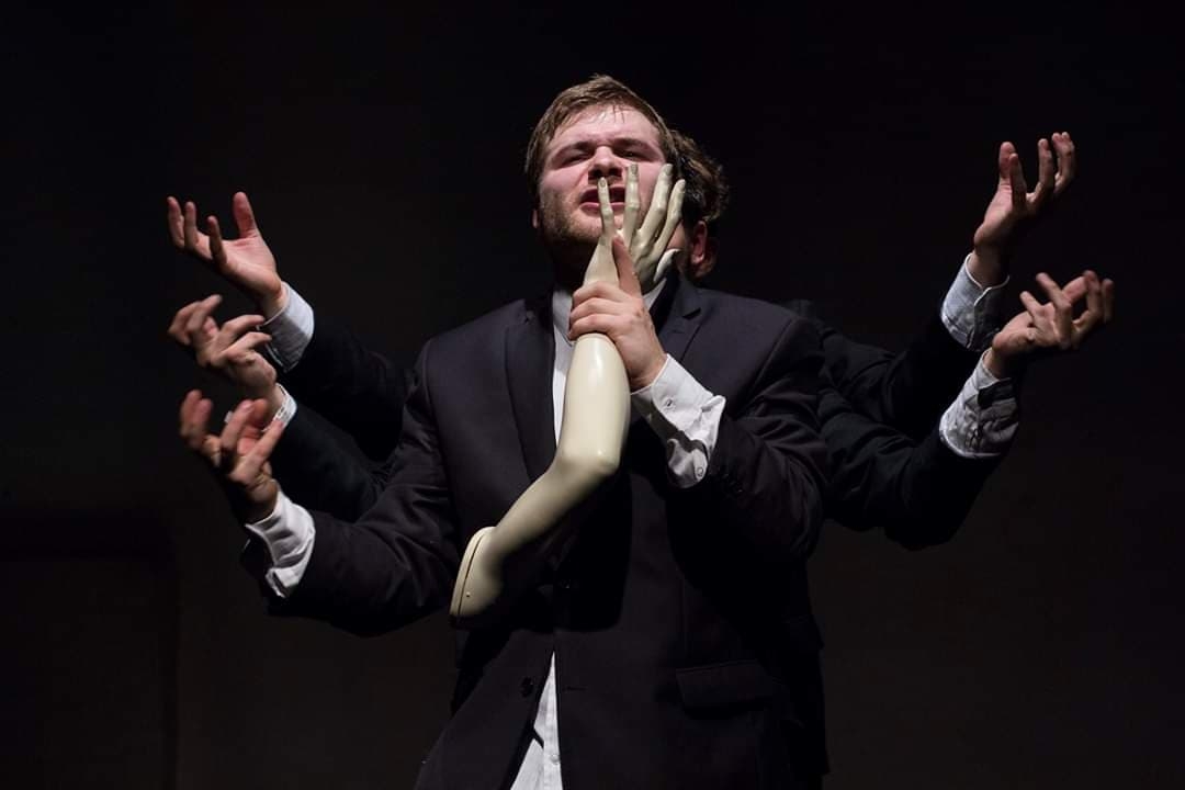 Jānis Kronis izrādē "Neiekostais elkonis" (2017) // Foto – Anna Rosalie Uudre