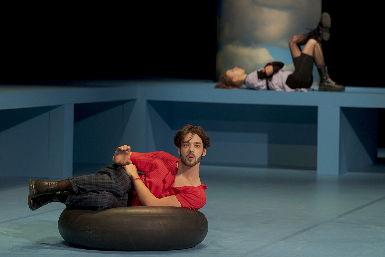 Skats no izrādes "Meklētāji" (2021, rež. I. Roga) // Foto – Mārtiņš Vilkārsis