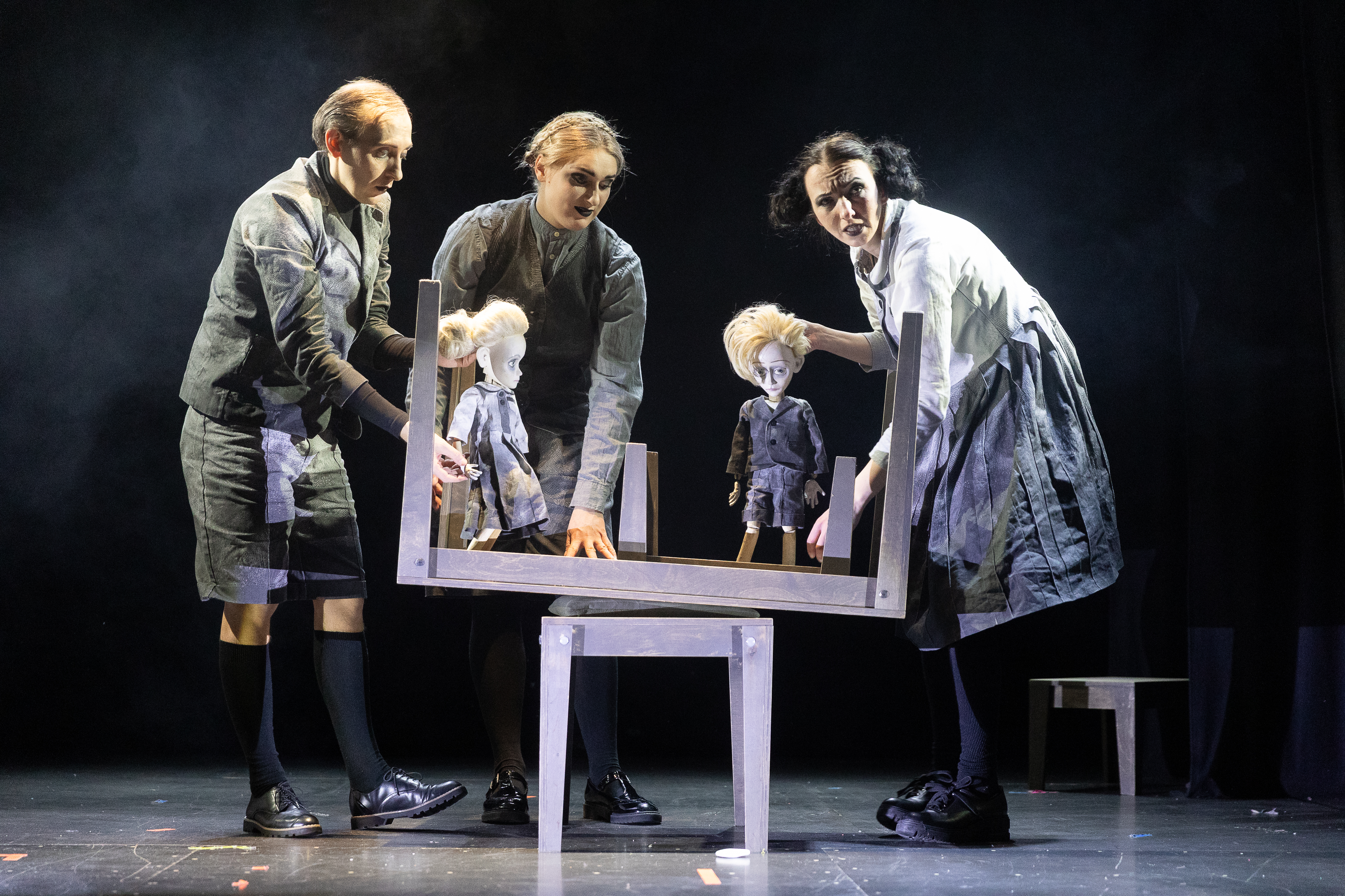 Aleksandrs Jonovs, Inga Dzintare un Madara Enkuzena izrādē "Ansītis un Grietiņa" // Foto – Vineta Jaunzeme 