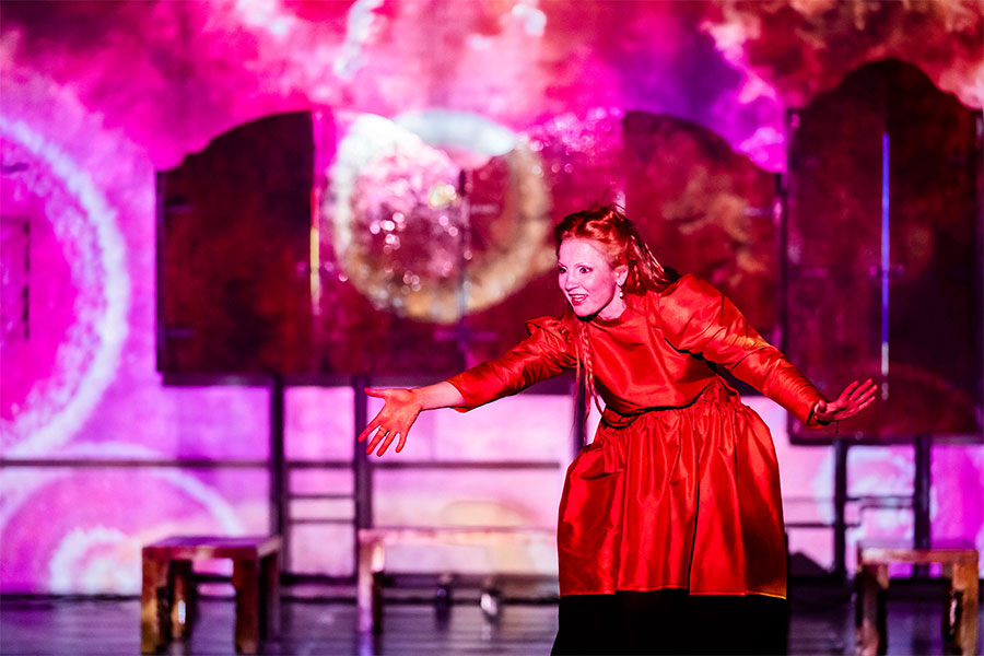 Skats no Mihaila Čehova Rīgas Krievu teātra izrādes "Lēdija Makbeta" (2025, rež. LAURA) // Foto – Kristaps Kalns