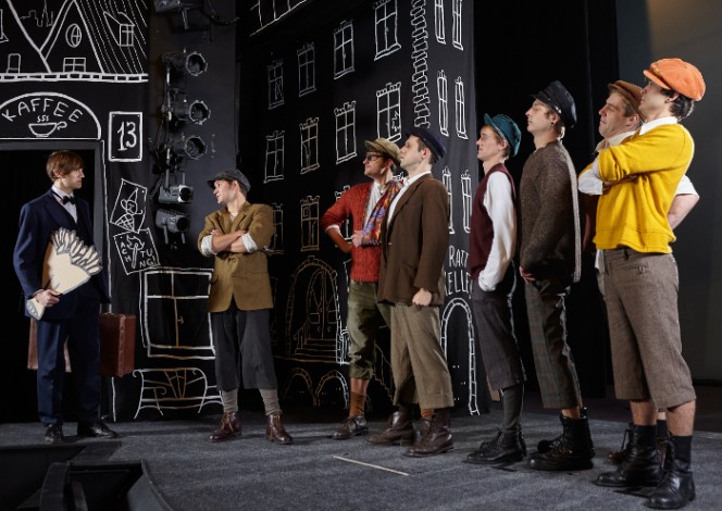 Skats no izrādes "Emīls un Berlīnes zēni" (Latvijas Leļļu teātris, 2014) // Foto – O. Zernovs 