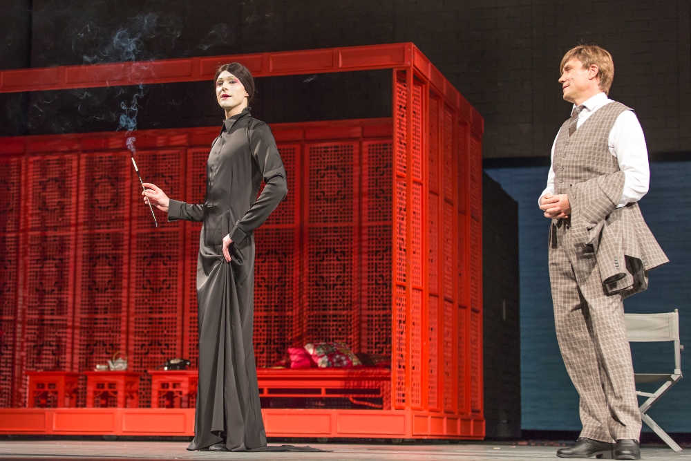 Skats no L. Grozas-Ķiberes izrādes "M.Butterfly". Song Lilinga – Dainis Grūbe, Renē Galimārs – Juris Žagars // Foto – Gunārs Janaitis