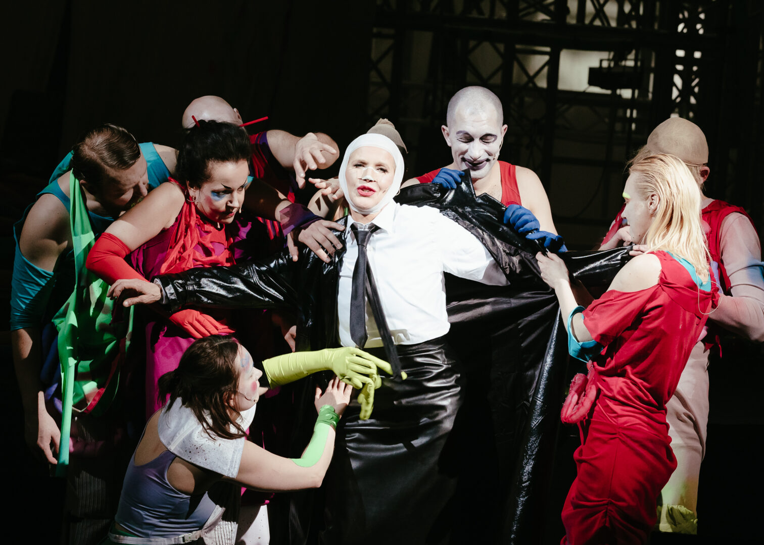 Skats no izrādes "Marats/Sads". Sads – Ināra Slucka // Foto – Agnese Zeltiņa