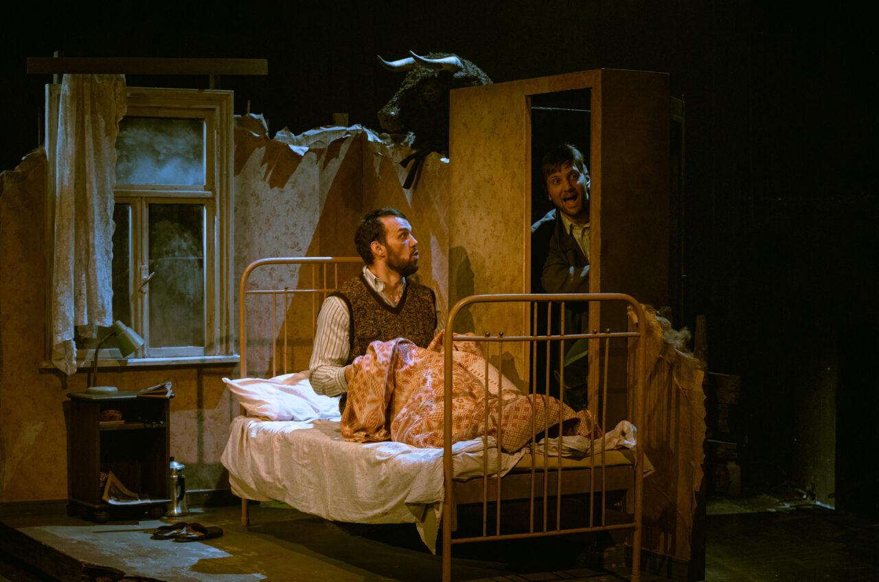 Skats no teātra "Vanemuine" izrādes “Simts grami zilu debesu” (rež. Urmass Vadi) // Foto – Maris Savik