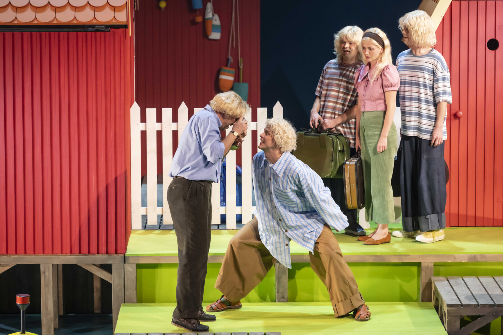 Skats no Latvijas Nacionālais teātra izrādes “Mēs, Sālsvārnas salas vasarnieki” (rež. Paula Pļavniece) // Foto – Kristaps Kalns
