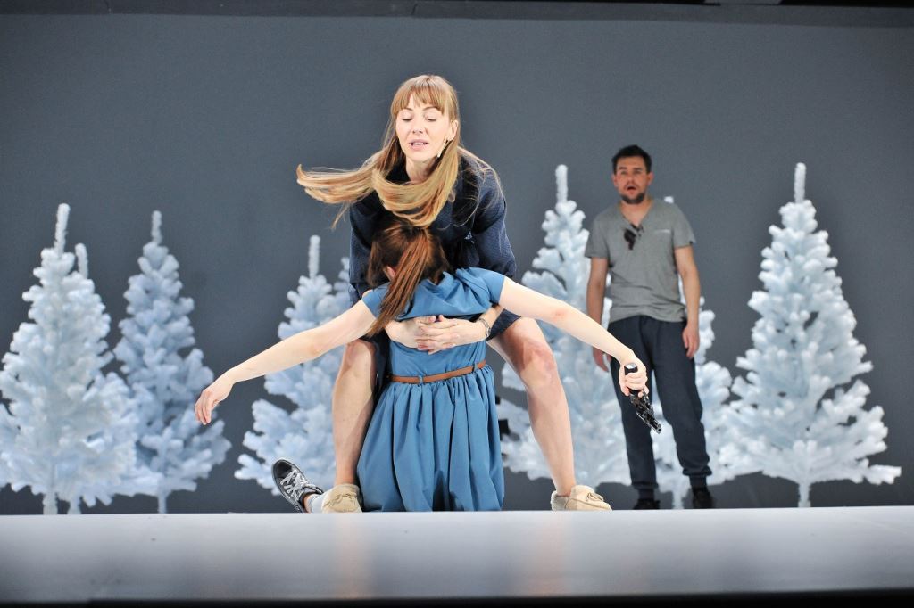 Skats no NT izrādes "Mežapīle" (rež. E. Seņkovs) // Foto – Kristaps Kalns