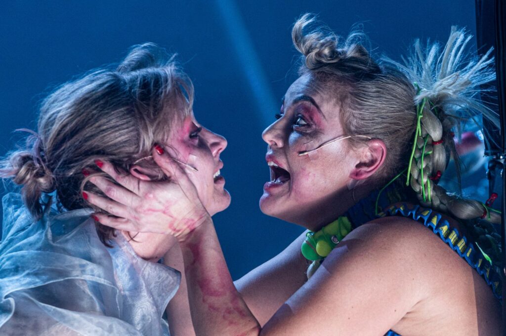 Skats no Lietuvas Nacionālā drāmas teātra izrādes "Gulošie" (2021, rež. O. Koršunovs) // Foto – Dmitrijus Matvejevas