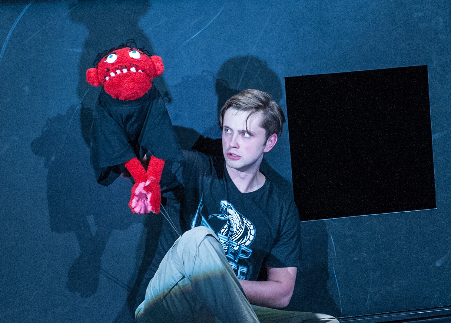 Skats no diplomdarba izrādes "Nelabā roka" (2019, rež. K. Krūmiņš) // Publicitātes foto