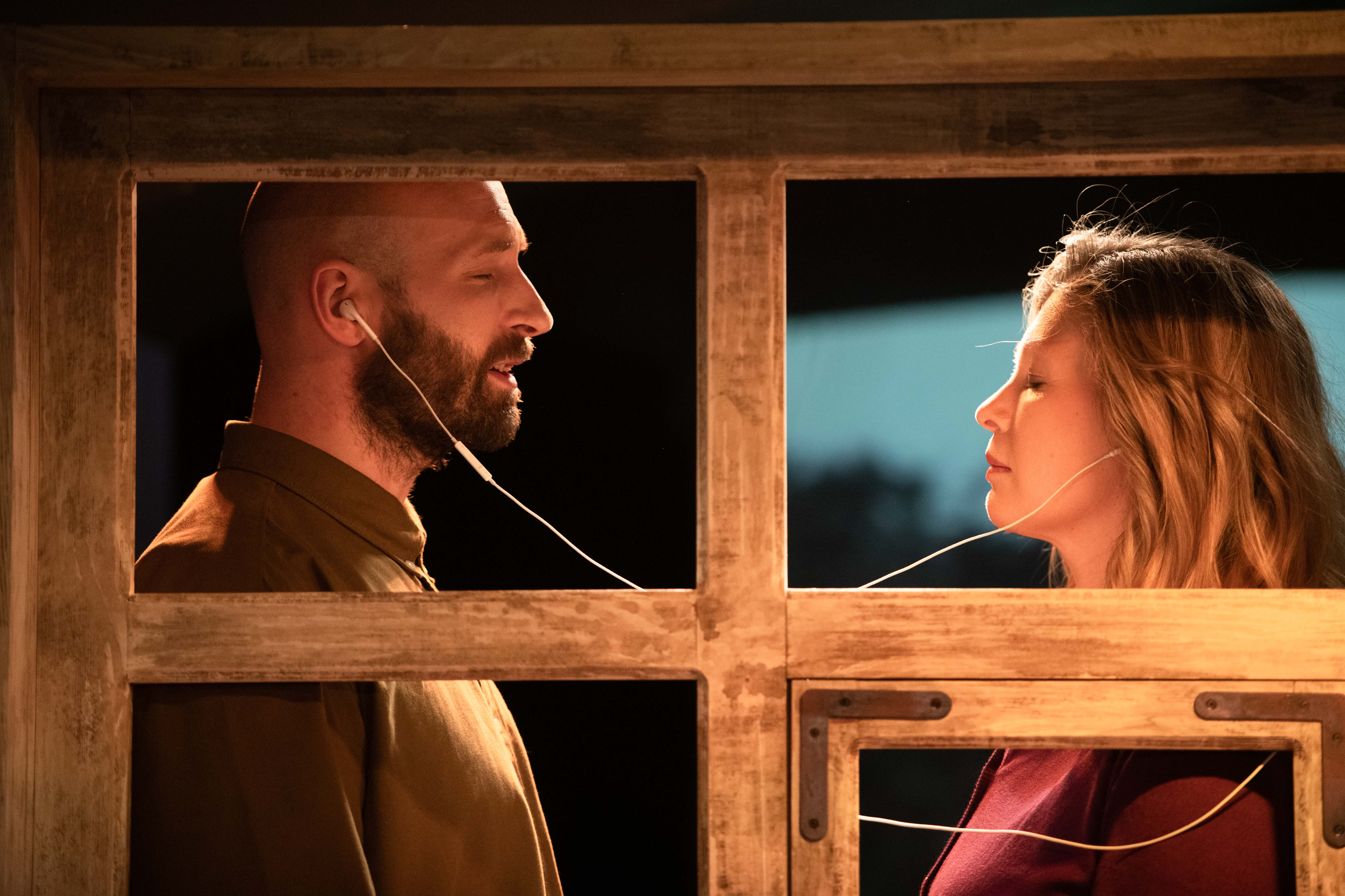 Mārtiņš Brūveris un Daiga Gaismiņa izrādē "Paradoksālā Latvija" // Foto – Kristaps Kalns