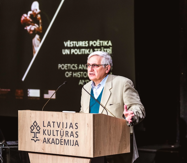 Patriss Pavī uzstājas LKA konferencē "Vēstures poētika un politika teātrī un kino" // Foto – Aija Melbārde